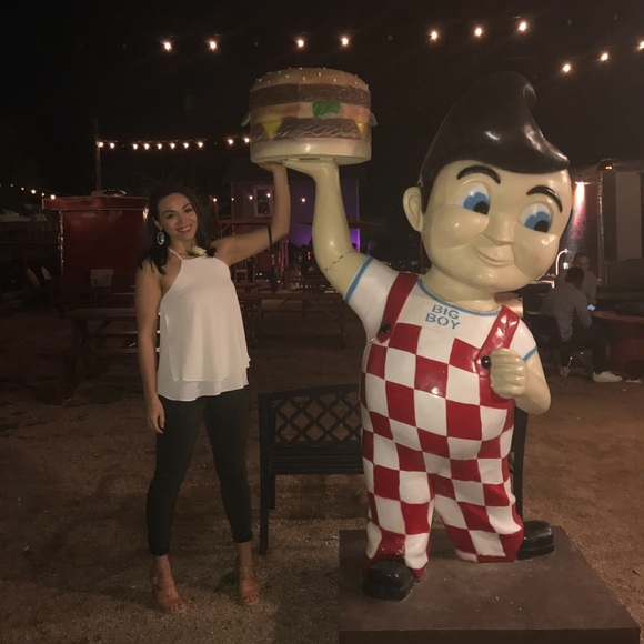 ALL OFFERS ARE CONSIDERED 😊 WELCOME TO MY CLOSET. - Picture 4 of 5